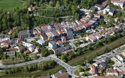 Das Foto zeigt eine Luftaufnahme der Altstadt und der Brücke zum Caroplatz.