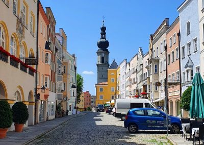 Hauptstraße mit Blick auf die Stadtpfarrkirche