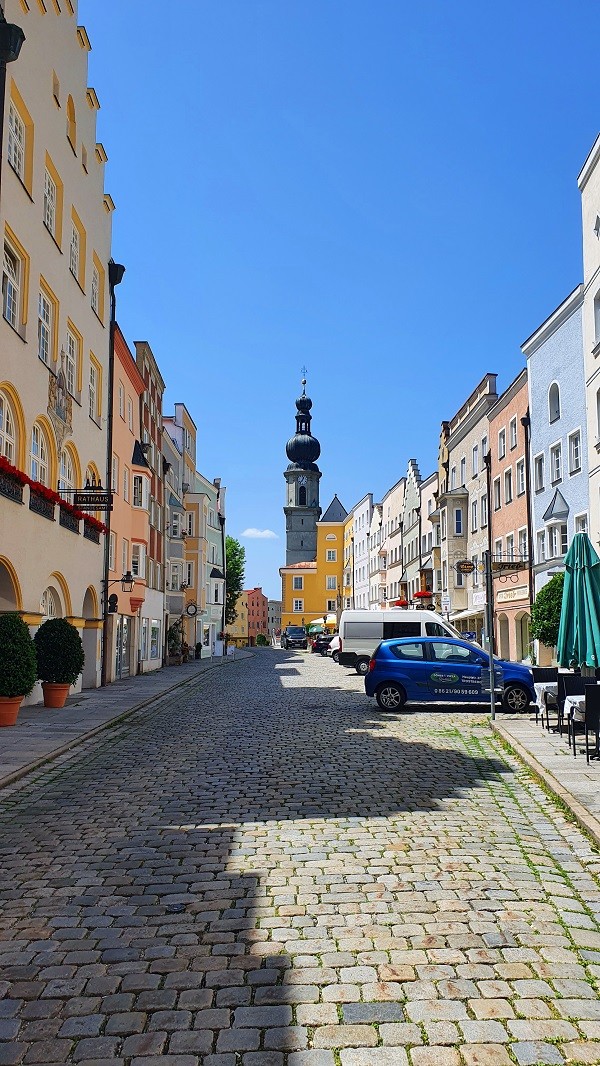 Hauptstraße mit Blick auf die Stadtpfarrkirche