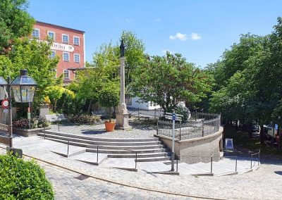 Blick auf die Mariensäule von der Stadtpfarrkirche