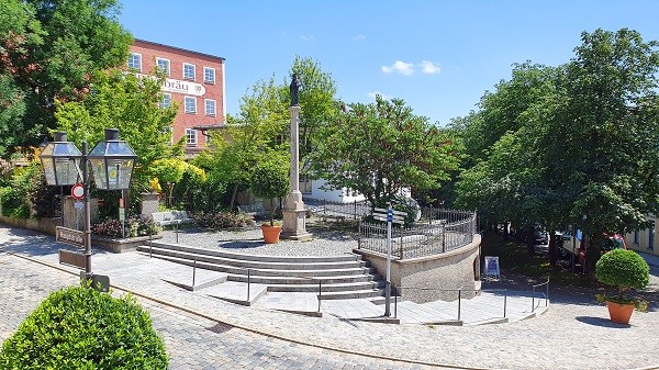 Blick auf die Mariensäule von der Stadtpfarrkirche