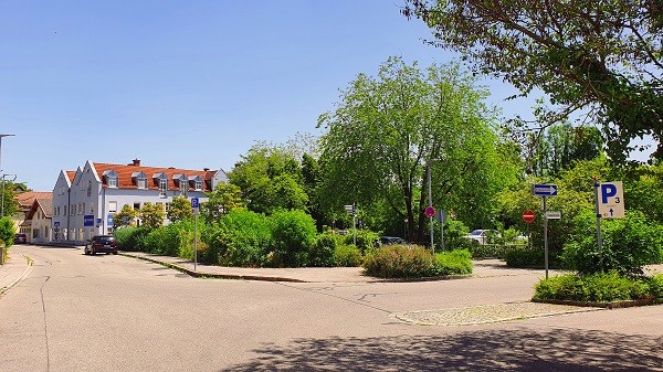 Schulstraße mit Blick auf das Parkdeck