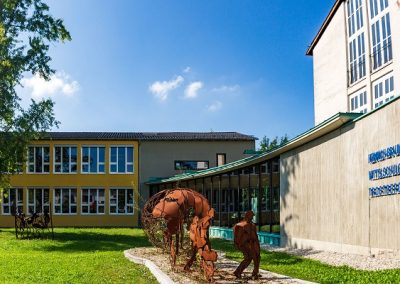 Blick auf den Eingang der Mittelschule Trostberg