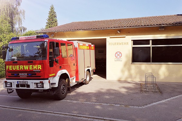 Feuerwehrhaus Oberfeldkirchen mit dem Feuerwehrauto vor der Halle