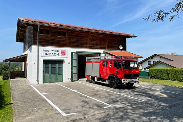 Das Feuerwehrhaus Lindach mitdem Feuerwehrauto im Vordergrund