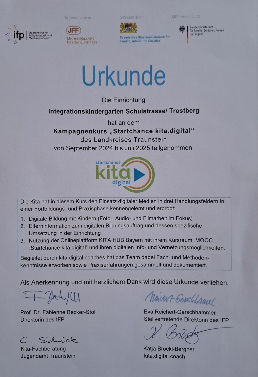 Bild einer Urkunde von kita.digital an den städtischen Integrationskindergarten Schulstraße