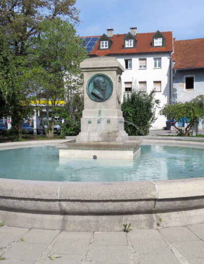 ANONYM: „Caro-Brunnen“, 1931, errichtet zu Ehren von Dr. Nicodem Caro, dem Mitbegründer der Kalkstickstoff-Industrie. Caroplatz