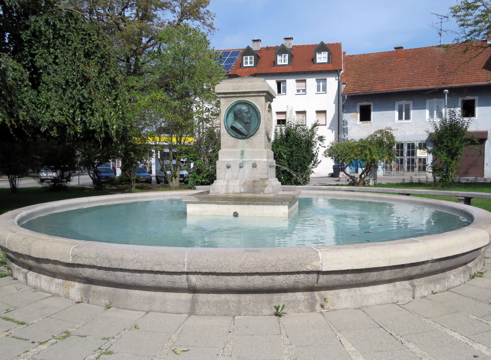 ANONYM: „Caro-Brunnen“, 1931, errichtet zu Ehren von Dr. Nicodem Caro, dem Mitbegründer der Kalkstickstoff-Industrie, Caroplatz