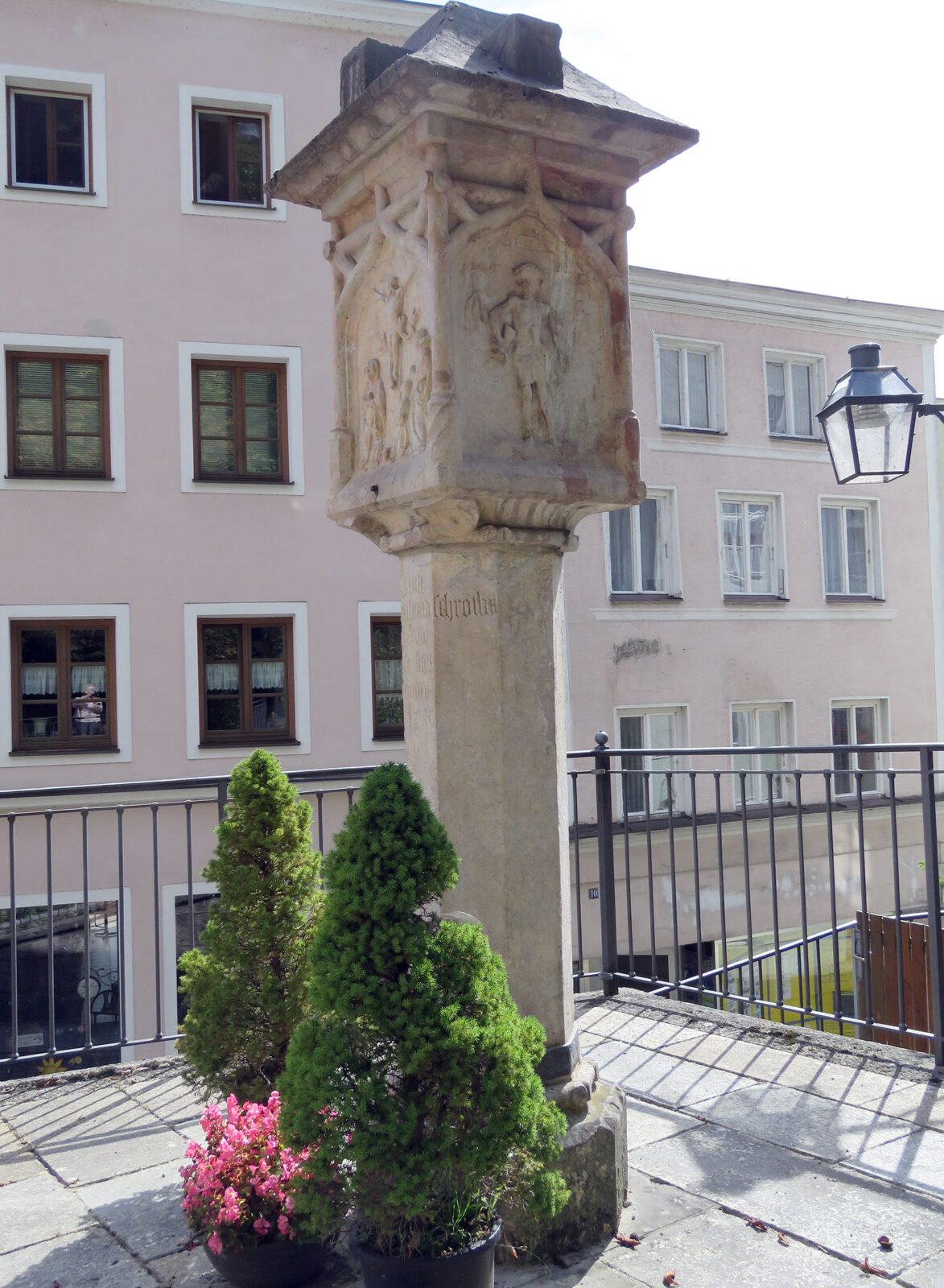 ANONYM: „Gotische Säule“, 1520, eine Stiftung der Trostberger Familie Ernst und Schrötlin, Kirche St. Andreas