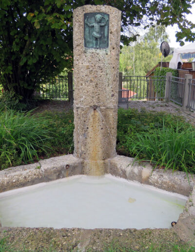 BLÜMHUBER, Georg: „Carpe diem-Brunnen“, 1920, gestiftet von Georg Blümhuber aus Dankbarkeit für ein Stipendium. Schedling