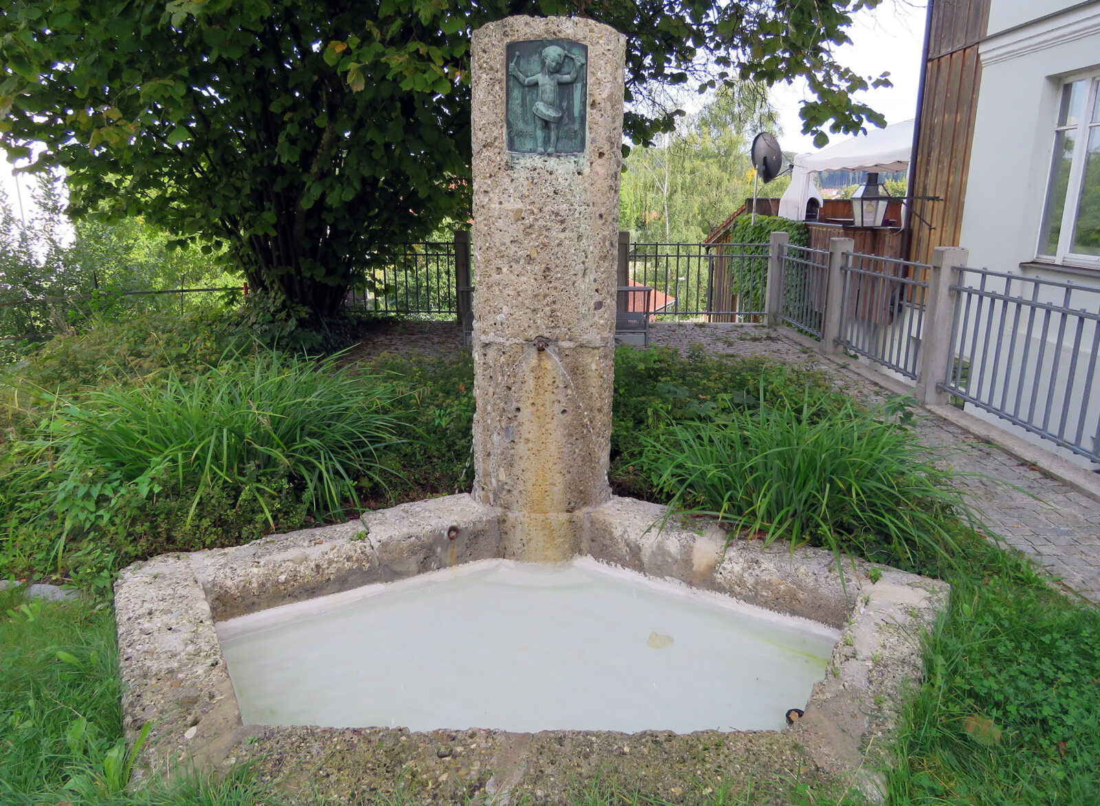 BLÜMHUBER, Georg: „Carpe diem-Brunnen“, 1920, gestiftet von Georg Blümhuber aus Dankbarkeit für ein Stipendium, Schedling