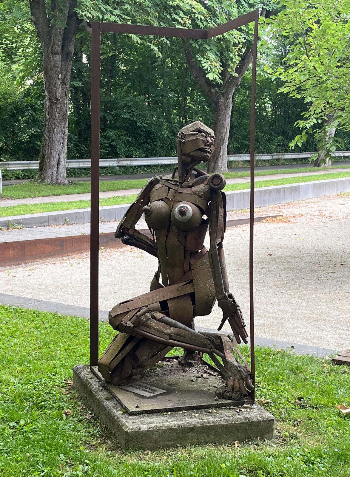 ESCHENBACHER, Andreas: „Um die Ecke/Nackte Frau knieend“, 2013. Begegnungsplatz, Jahnstraße