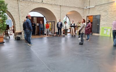 Das Foto zeigt das Atrium vom Stadtmuseum mit den neuen Stadträten und dem Ersten Bürgermeister Dominic Geiger.