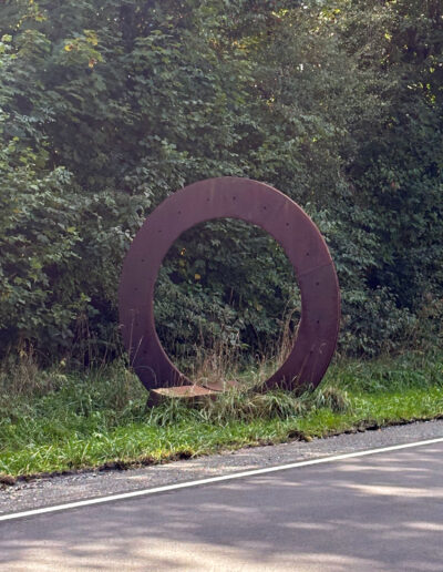 BÖHM, Hermann: „Mobile“, Cortenstahl. Traunsteiner Straße (B299), Abzweigung Schwarzerberg