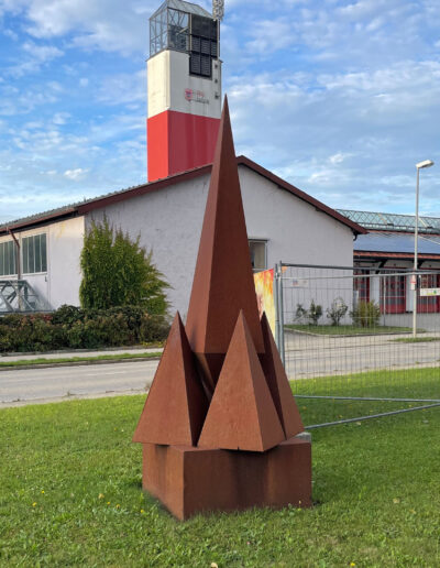 ECKERT, Toni: „Ohne Titel“, Cortenstahl. Feuerwehr, Tittmoninger Straße