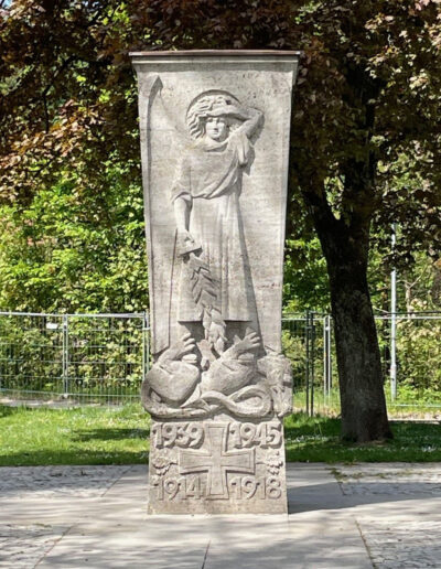 FRANK, Hans: „Kriegerdenkmal“, 1979, Stein. Heinrich-Braun-Heinrich-Braun-Grundschule, Heinrich-Braun-Straße