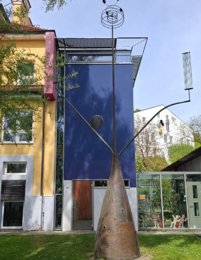 FUCHS, Paul: „Klang-Tipi“, 1999, Bronze. Städt. Integrationskindergarten, Schulstraße