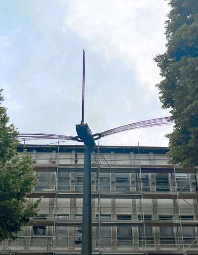 FUCHS, Paul: „Klangvogel“, 1997, Bronze, Symbol für Freiheit durch Bildung. Hertzhaimer Gymnasium, Stefan-Günthner-Weg