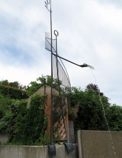FUCHS, Paul: „Regenspender-Brunnen“, 1998, Bronze, Symbol für den Wasserkreislauf der Natur. Postsaal, Marktmülleranger