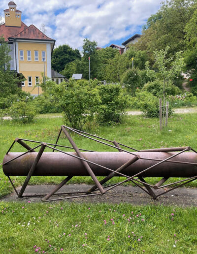 GRUBER, Dietmar: „Ohne Titel“, Cortenstahl. Rosengarten, Schulstraße