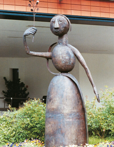 KIRCHNER, Heinrich: „Flora“, 2001, Cortenstahl. Krankenhaus, Siegerthöhe