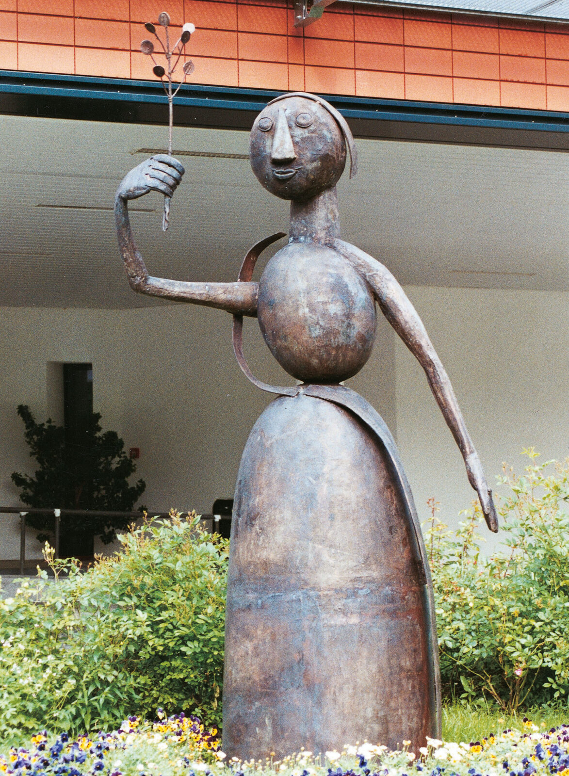 KIRCHNER, Heinrich: „Flora“, 2001, Cortenstahl. Krankenhaus, Siegerthöhe