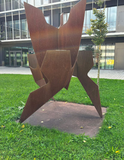 KÖGEL, Robert: „Ohne Titel“, Cortenstahl. Staatl. Realschule, Jahnstraße