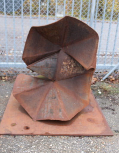 LAVEN, Rolf: „Japonaise 1“, 2014, Cortenstahl. Pechlerau