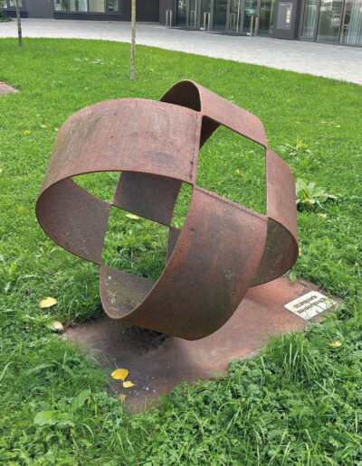 LAVEN, Rolf: „Kubator des Kreises“, Cortenstahl. Staatl. Realschule, Jahnstraße