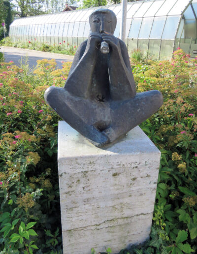 LÜDICKE, Marianne: „Flötenspieler“, 1987, Bronzeguss. Einfahrt Tiefgarage, Kanalstraße