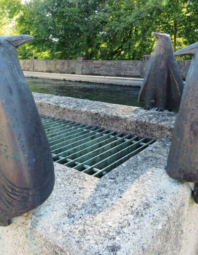 LÜDICKE, Marianne: „Ratschende Raben“, 2008, Bronzeguss. Schwoabsteg (Rumlsteg) am Alzkanal, Kanalstraße