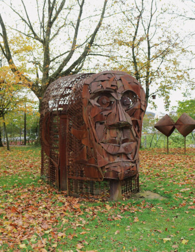 PINK, Werner: „Begehbarer Kopf“, Cortenstahl. Begegnungsplatz, Jahnstraße