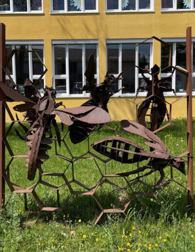 PINK, Werner: „Bienen“ (Schulprojekt), Cortenstahl. Heinrich-Braun-Mittelschule, Heinrich-Braun-Straße