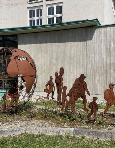 PINK, Werner: „Flucht und Vertreibung“ (Schulprojekt), 2015, Cortenstahl. Heinrich-Braun-Mittelschule, Heinrich-Braun-Straße