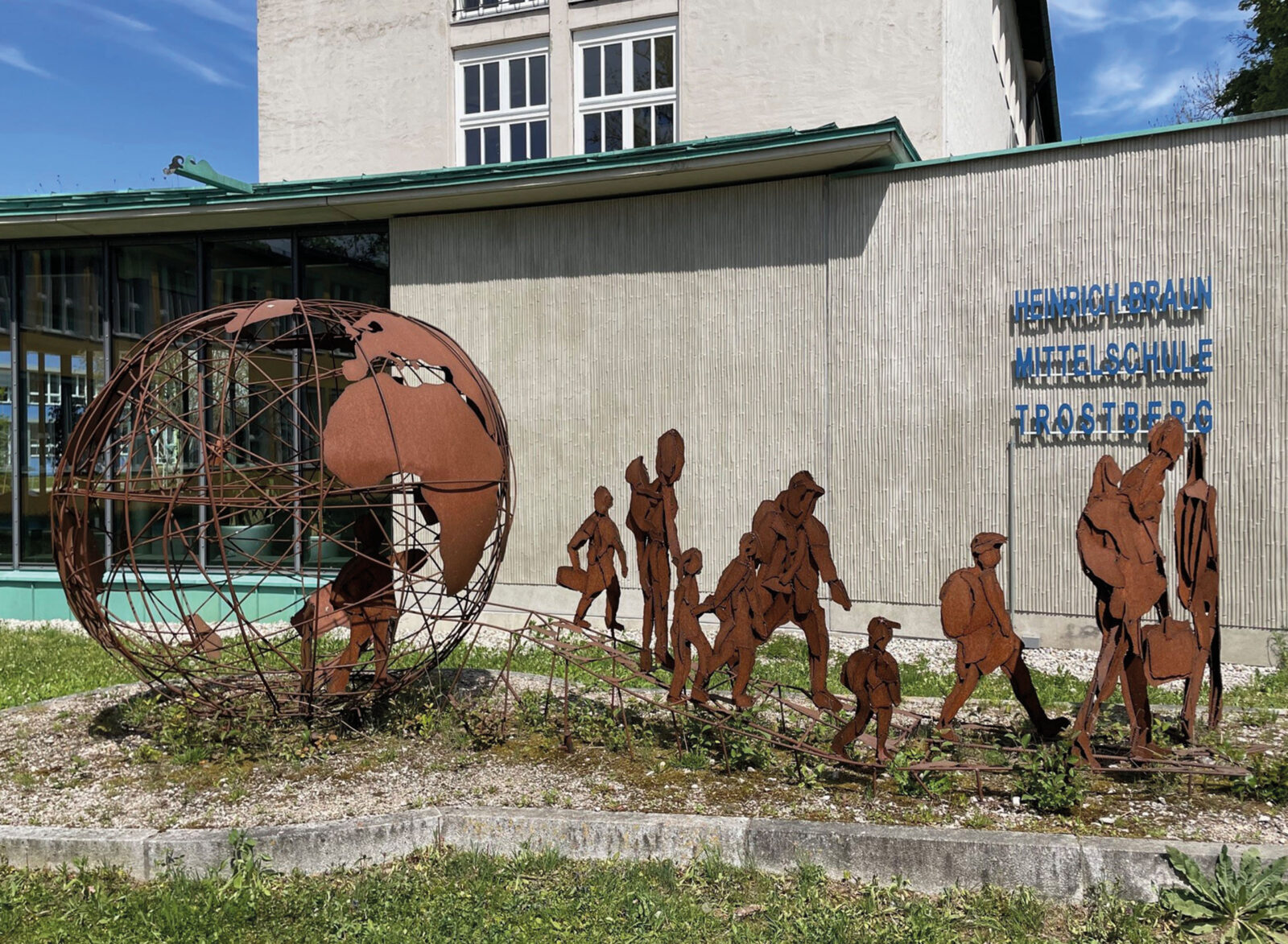 PINK, Werner: „Flucht und Vertreibung“ (Schulprojekt), 2015, Cortenstahl. Heinrich-Braun-Mittelschule, Heinrich-Braun-Straße