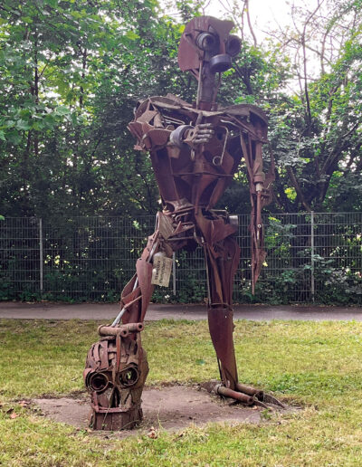 PINK, Werner: „Roboter“, Cortenstahl. Begegnungsplatz, Jahnstraße