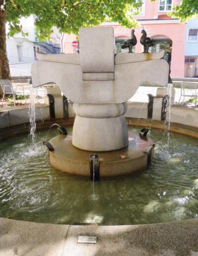 PUCHNER, Edmund: „Taubenbrunnen“, 1988, Stein. Vormarkt