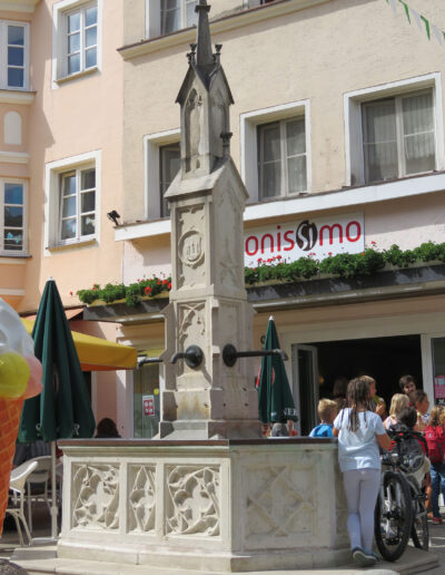 RAINER, Carl: „Marktbrunnen“, 1868, Stein. Hauptstraße