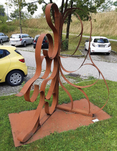 SANCHINI, Elena: „Sinfonie“, Cortenstahl. Krankenhaus, Siegerthöhe