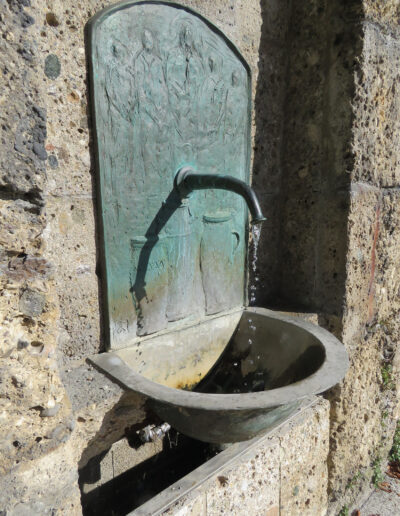 SCHMIDT, Dieter: „Kana-Brunnen“, Bronzeguss. Kirche St. Andreas, Marienplatz