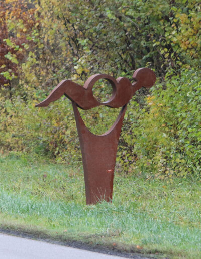 SCHREDER, Gerhard: „Die Schwangere“, Cortenstahl. Traunsteiner Straße (B299), Abzweigung Schwarzerberg
