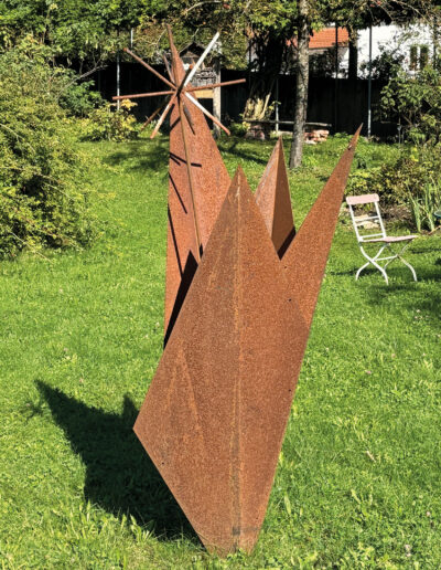 SCHREDER, Gerhard: „Kaktusblüte“, Cortenstahl. Rosengarten, Schulstraße