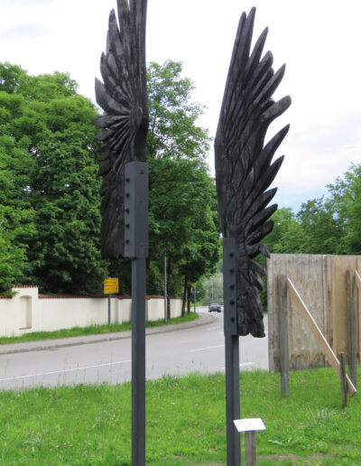 STUHLREITER, Verena: „… so breiteten sie die Flügel aus ...“, Pappelholz und Stahlträger. Schedling