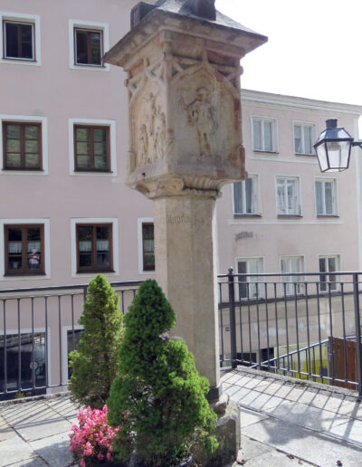 UNBEKANNT: „Gotische Säule“, 1520, Stein, eine Stiftung der Trostberger Familie Ernst und Schrötlin. Kirche St. Andreas