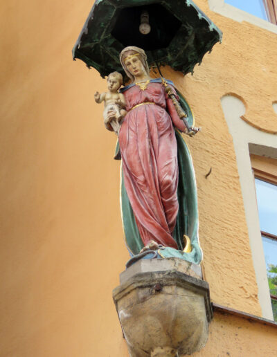 UNBEKANNT: „Maria mit dem Kind“, 1908, Holz und Bronzeguss. Abele Gangl
