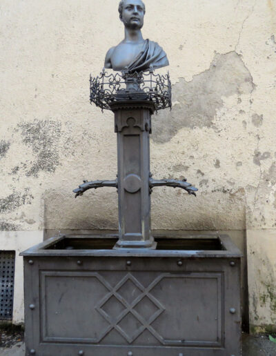 UNBEKANNT: „Max-Brunnen“, vor 1910, Bronzeguss, zur Erinnerung an den bayerischen König Maximilian II. Joseph (1848 - 1864). Hauptstraße 39