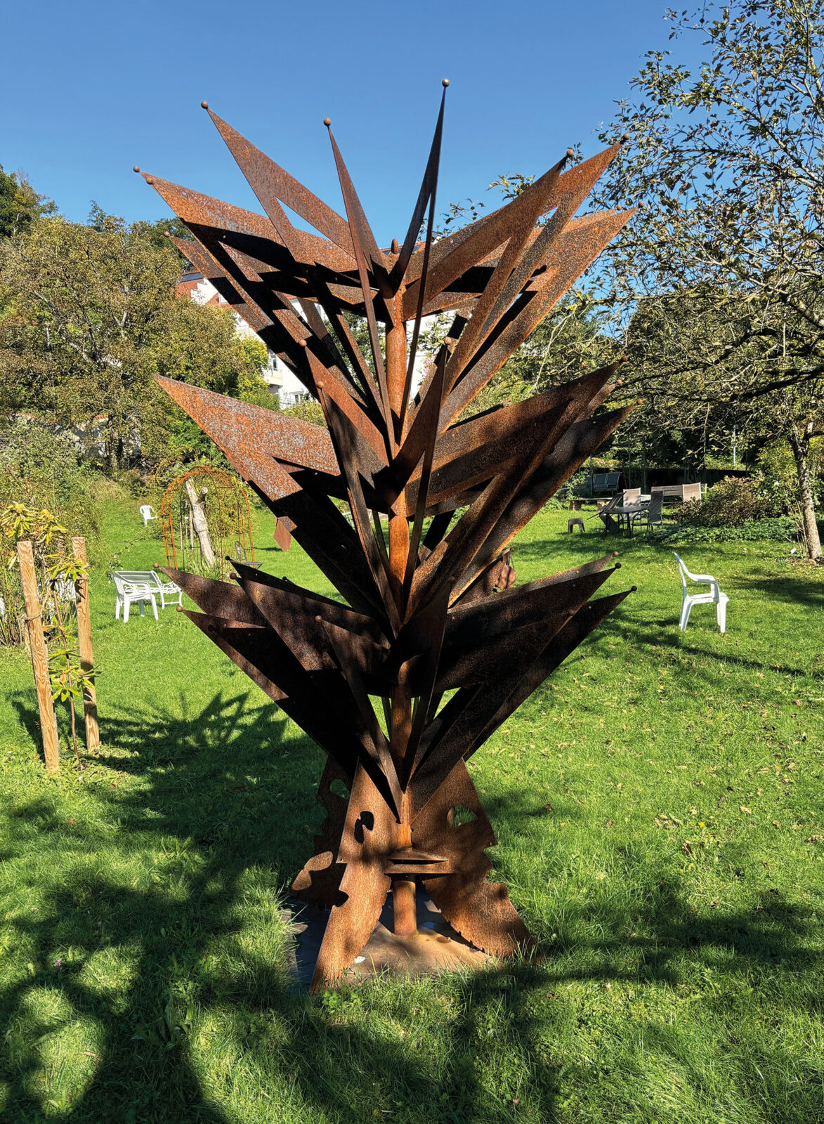 WÄHNER; Siegfried: „Der Weg zum Licht - Sticht“, Cortenstahl. Rosengarten, Schulstraße