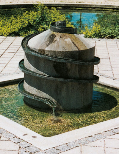 WIEGAND, Ekkehart: „Schlangenbrunnen“, 1994, Stein und Bronzeguss. AlzChem AG, Dr.-Albert-Frank-Straße